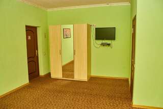 Мотели Hotel Uyut Dimitrov Большой двухместный номер с 1 кроватью-4
