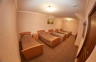Мотели Hotel Uyut Dimitrov Кровать в общем 4-местном номере для мужчин и женщин-1